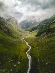 Bains chauds naturels dans les Pyrénées-Orientales avec vapeur et montagnes