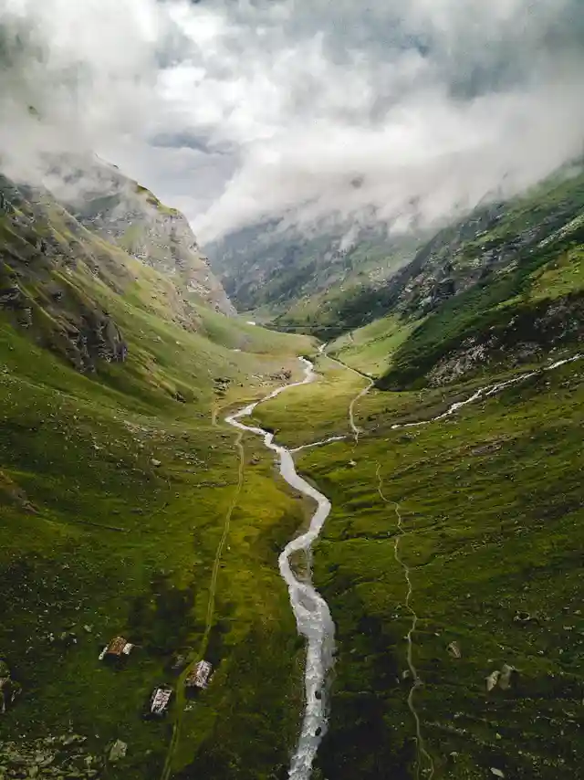 Bains chauds naturels dans les Pyrénées-Orientales avec vapeur et montagnes