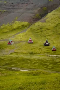 Camping avec piscine dans les Pyrénées - espace aquatique en plein air entouré de nature