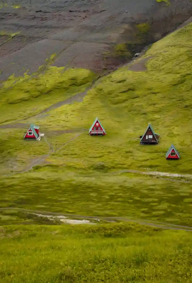 Camping avec piscine dans les Pyrénées - espace aquatique en plein air entouré de nature