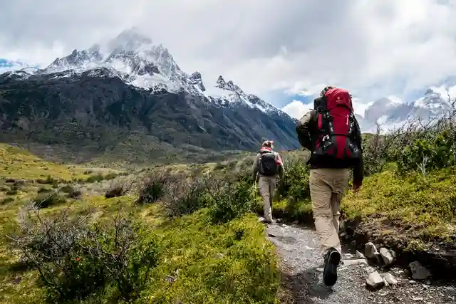 Écotourisme dans les Pyrénées : randonneur sur un sentier de montagne dans un paysage préservé