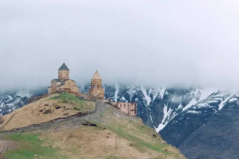 Église romane en pierre dans les Pyrénées, architecture médiévale typique du patrimoine pyrénéen