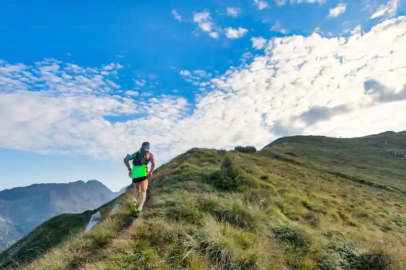 Ultra-traileur courant en montagne lors d'une course d'endurance