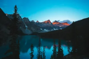 Lac alpin turquoise refletant les montagnes