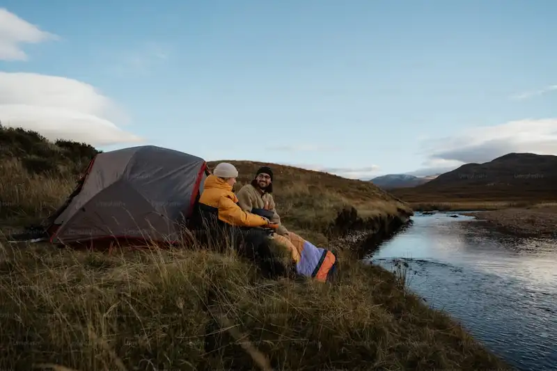 Camping au bord d'une rivière dans les Pyrénées