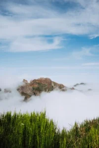 Sommet rocheux en haute altitude dans les Pyrenees