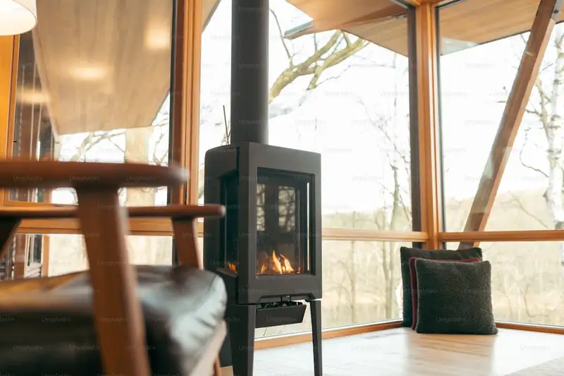 Intérieur chaleureux d'un refuge de montagne dans les Pyrénées