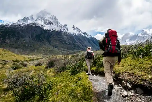Famille en randonnee dans les Pyrenees - balade facile en montagne avec enfants