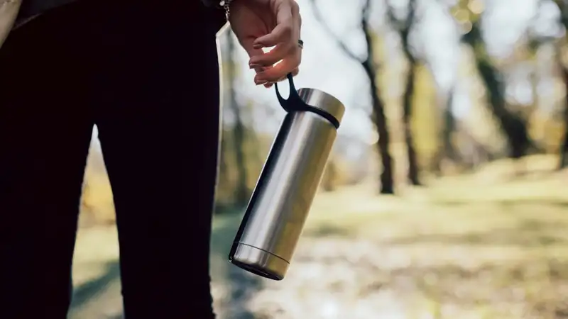 Randonnée zéro déchet avec gourde réutilisable et sac à dos