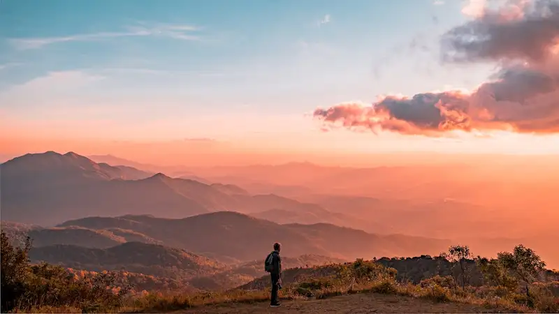 Randonnée dans les Pyrénées-Atlantiques avec vue sur les montagnes