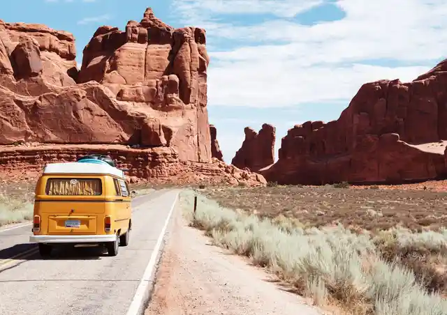 Route sinueuse de montagne pour road trip dans les Pyrénées
