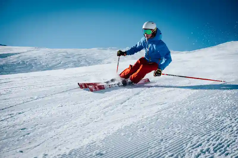 Ski de fond sur une piste nordique en foret enneigee des Pyrenees