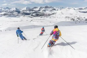 Enfants apprenant à skier sur une piste pour débutants
