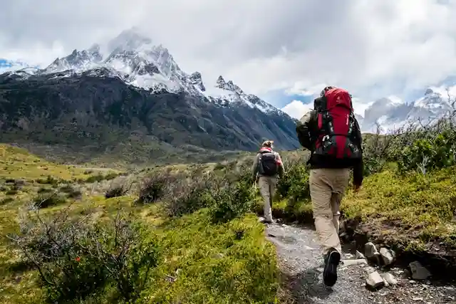 Trail running dans les Pyrenees - coureur sur sentier de montagne