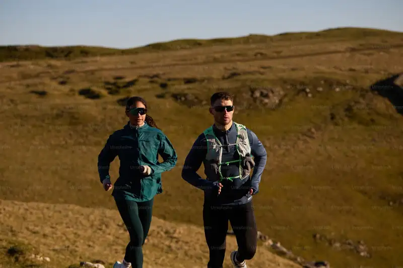 Coureur de trail en montagne dans les Pyrénées